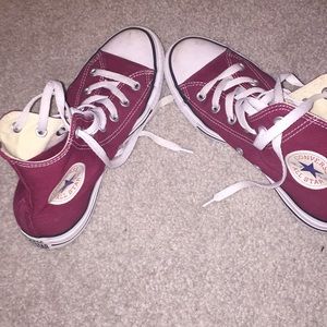 Women’s maroon high top converse size 8